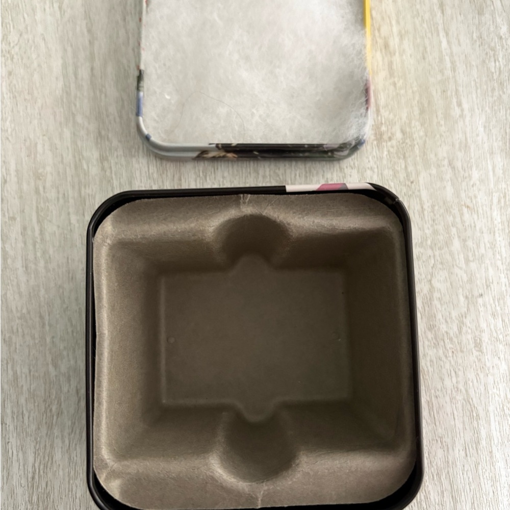 Fossil Pink Tin with Rabbit Design - Picture 7 of 13